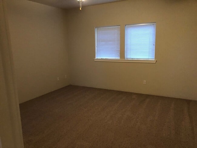 Building Photo - 2BED2BATH -2CARGARAGE, WASHER/DRYER HOOKUP, STORAGE, OWNER LANDSCAPE MAINTENANCE