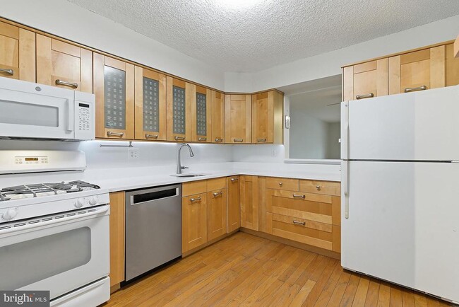 Building Photo - 60 Hampshire Dr