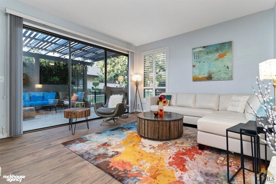 Living room. - 2323 Easthills Dr