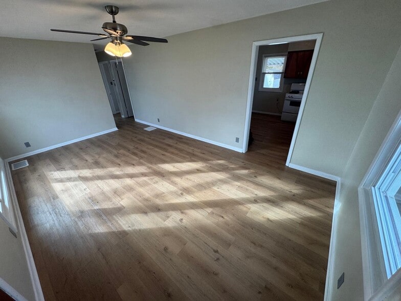 Building Photo - 507 Maplewood Dr