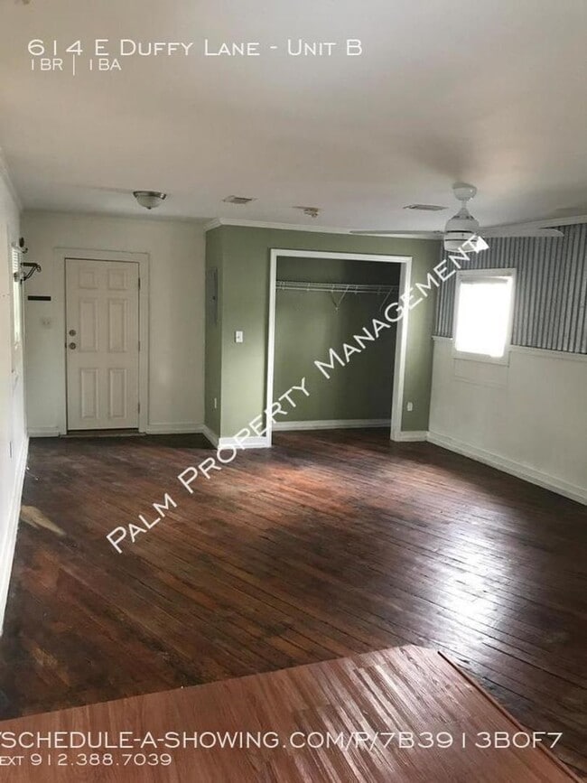 Building Photo - Adorable Studio Apartment Available with great shared Courtyard