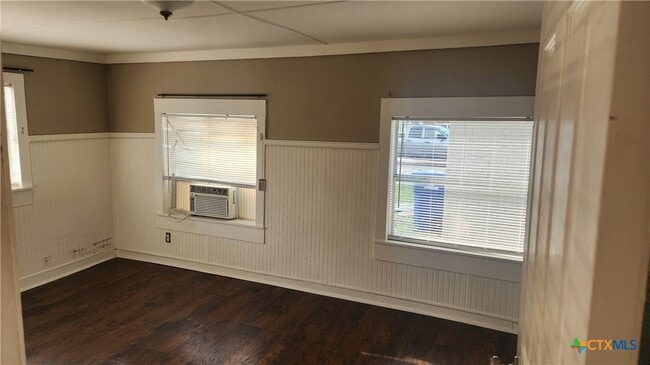 Building Photo - 206 E Reagan Ave