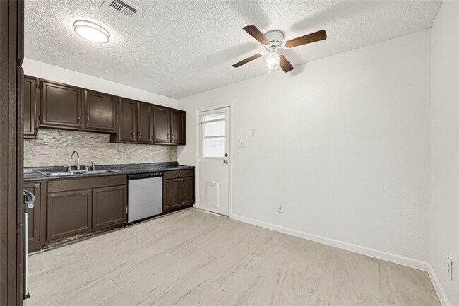 Building Photo - 622 N 13th St