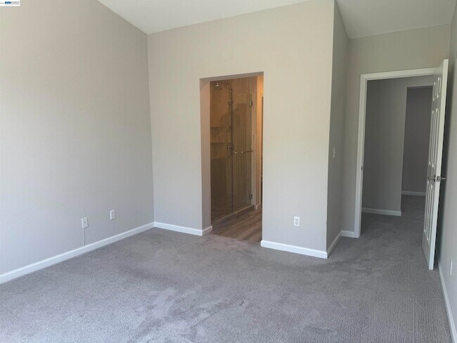 Building Photo - 3162 Golden Crest Common