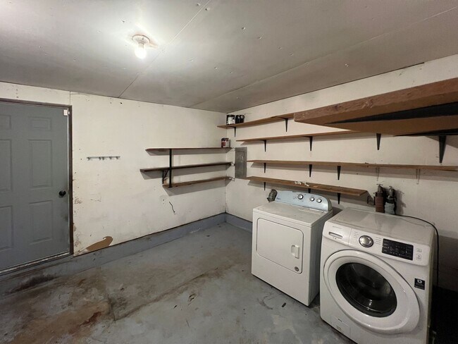Building Photo - Charming Immaculate Three Bedroom Rambler in Tacoma