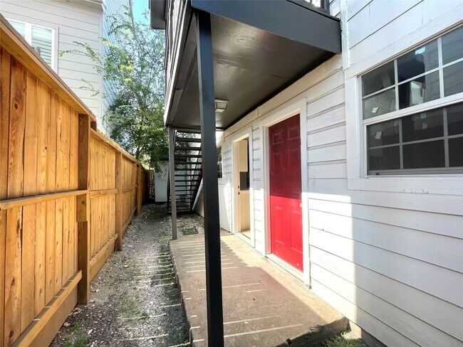 Building Photo - 2411 Bastrop St