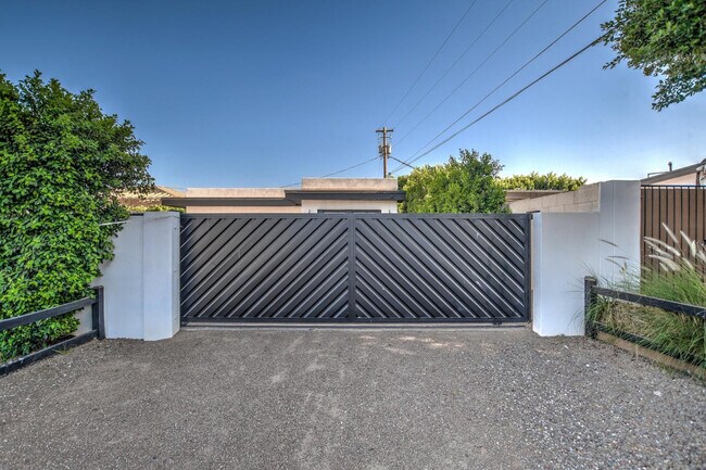 Building Photo - 6929 E Mariposa Dr