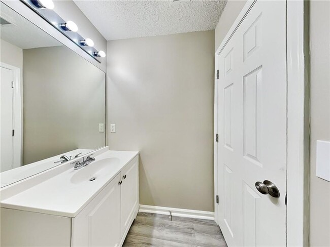 Building Photo - 220 Ashland Manor Dr