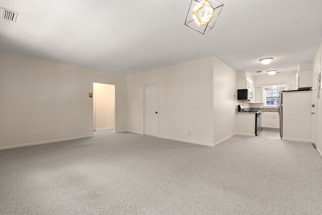 Building Photo - 10 Lake Shore Ct