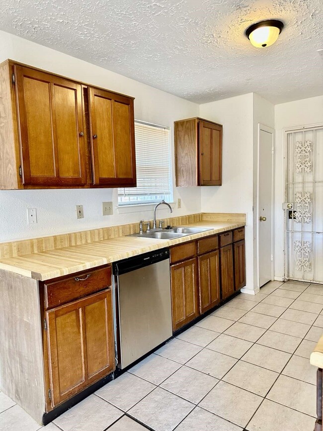 Building Photo - 2015 Lazy Ln