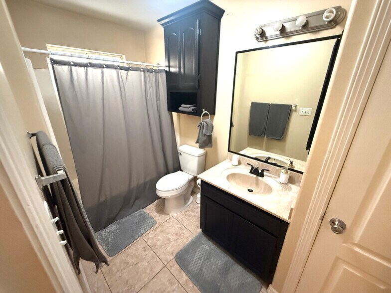 Building Photo - 1803 W Bronze St