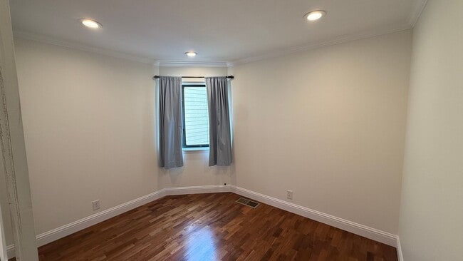 Building Photo - EPIC REA: Charming 2Bed/1Bath Condo w/ Parking