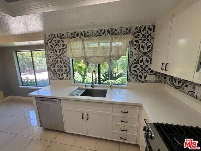 Building Photo - 6501 Bradley Pl