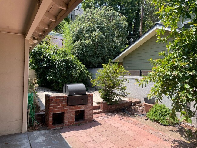 Building Photo - Charming 3-Bedroom Home with Gardener Serv...