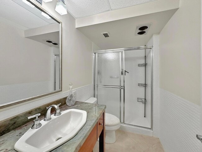 Building Photo - 501 Lake Shore Dr