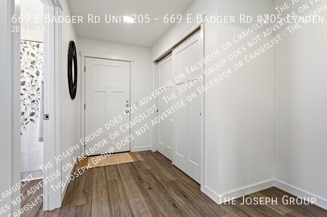 Building Photo - 669 E Badger Rd