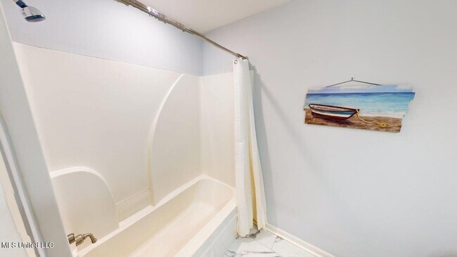 Building Photo - 2228 Beach Dr