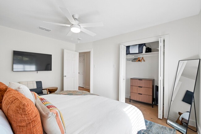 Building Photo - 6501 Ravendale Ln