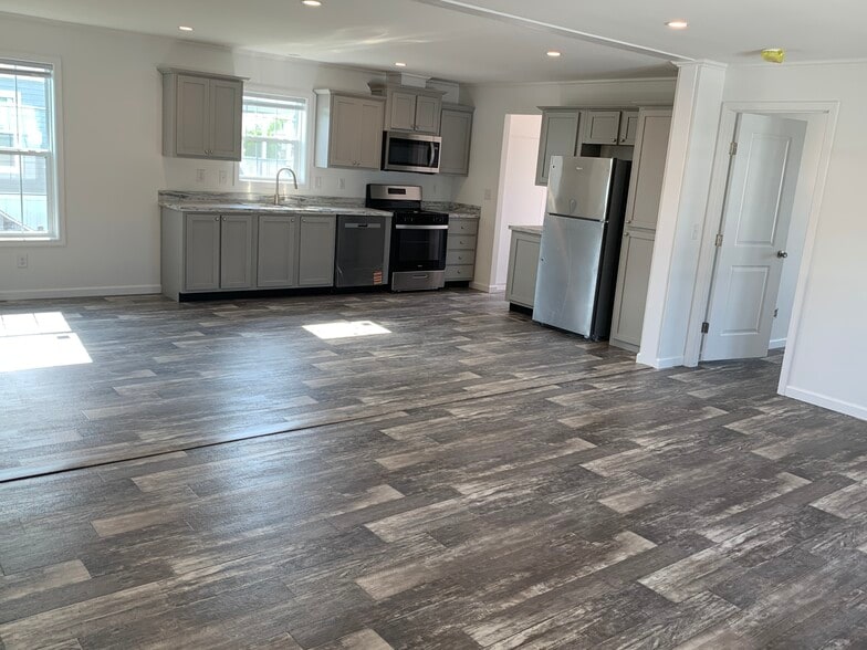 Building Photo - 306 E 37th Pl