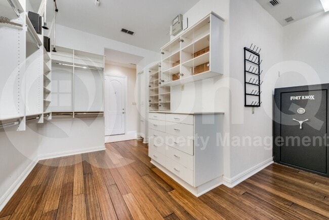 Building Photo - 5224 Longvue Dr
