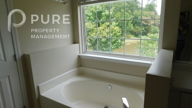 Building Photo - 206 Park Village Cir