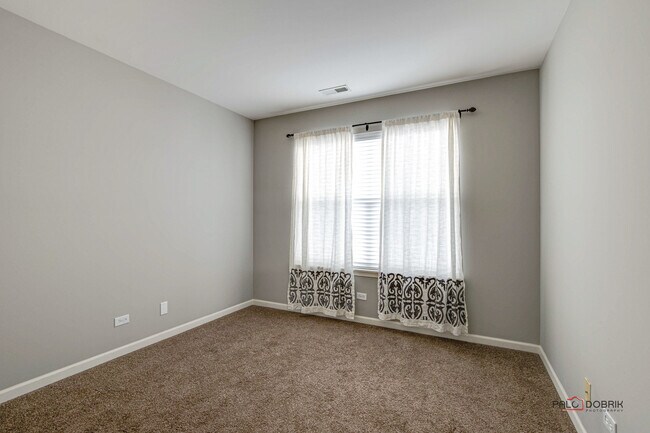 Building Photo - 921 Summit Creek Dr