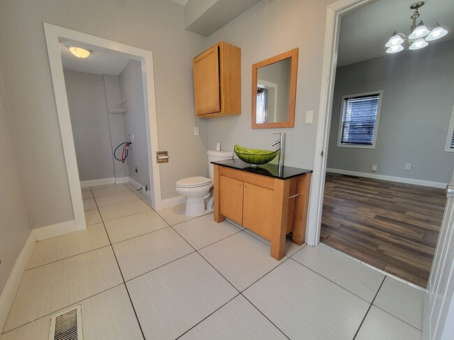 Building Photo - Beautiful 2 bed home