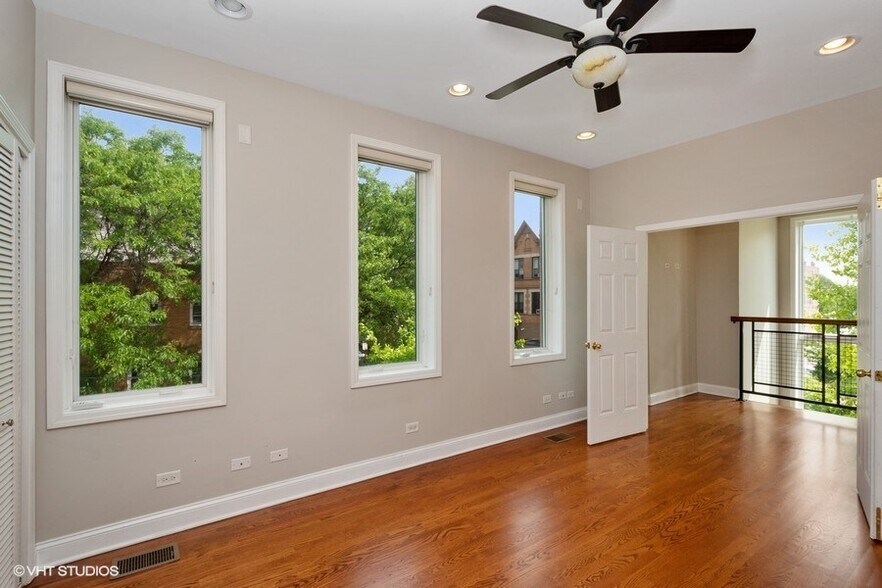 Building Photo - 1458 N Artesian Ave