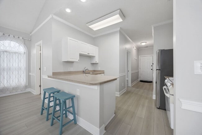 Building Photo - 1 Bedroom Condo in Myrtle Beach with Elevator