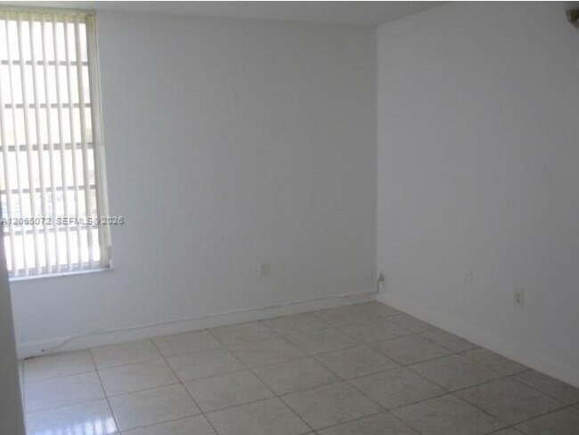 Building Photo - 8810 Fontainebleau Blvd