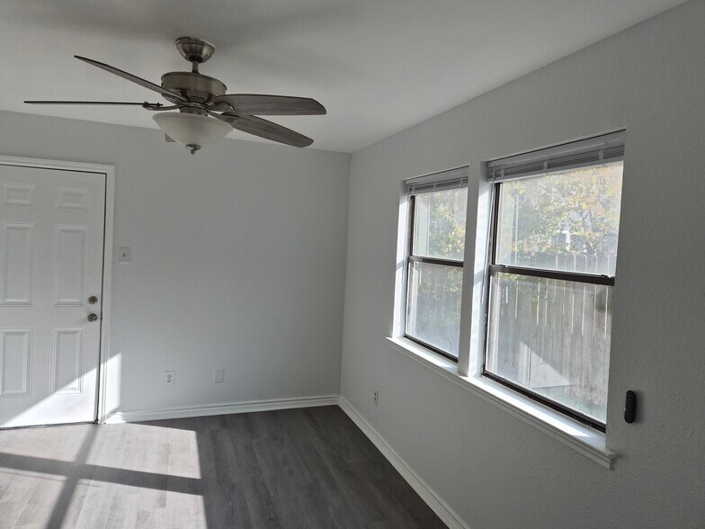 Building Photo - 915 Hyridge St