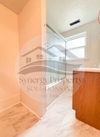 Building Photo - Broadway 62 - 62 1/2