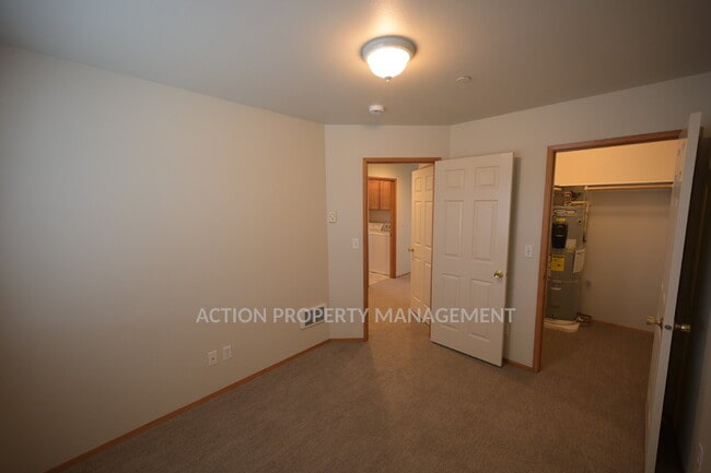 Building Photo - 2 bed 1 bath, top floor apartment in Port Angeles, close to Peninsula College and the Olympic Nat...