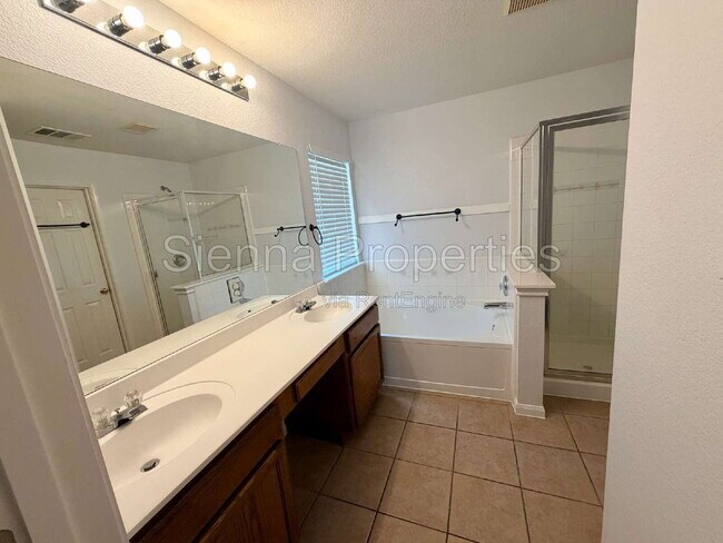 Building Photo - 1517 Hawk Dr