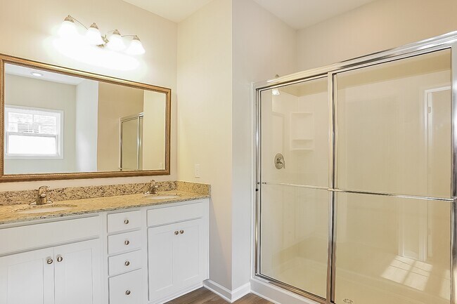 Building Photo - 467 Bainbridge Dr