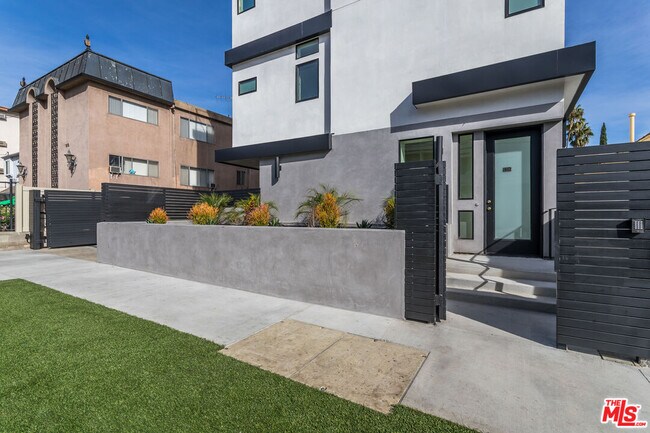 Building Photo - 1318 1/2 N Vista St