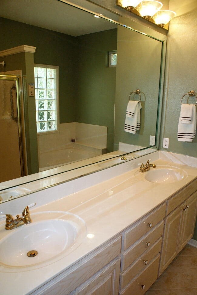 Building Photo - 2020 Plantation Oaks Dr