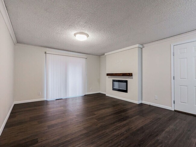 Building Photo - **Move-in Special!!!** Updated & move in ready 3 bed 2 bath rambler w/ 2 car garage!