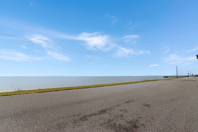 Building Photo - Beautiful Waterview Home on Chesapeake Ave...