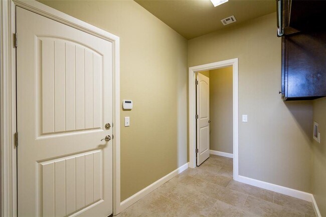 Building Photo - 2701 Hermoso Cir