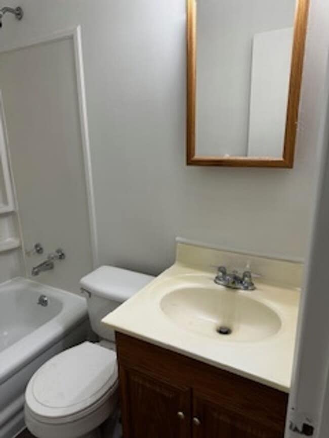 Building Photo - Newly Remodeled Home – Conveniently Located!