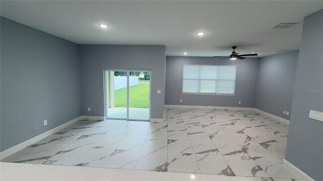 Building Photo - 706 S Thacker Ave