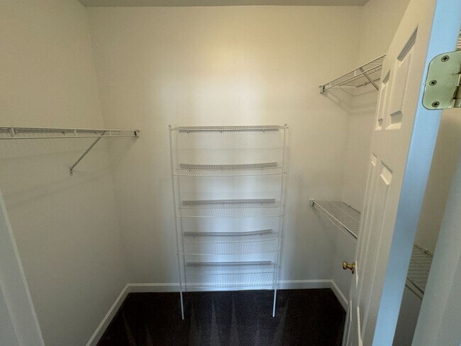 Building Photo - Stunning 3 Bed 2.5 Townhome In Amenity-Ric...