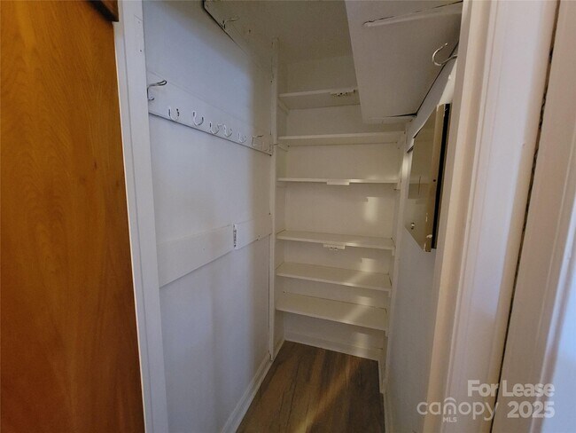 Building Photo - 6539 Louglen Cir