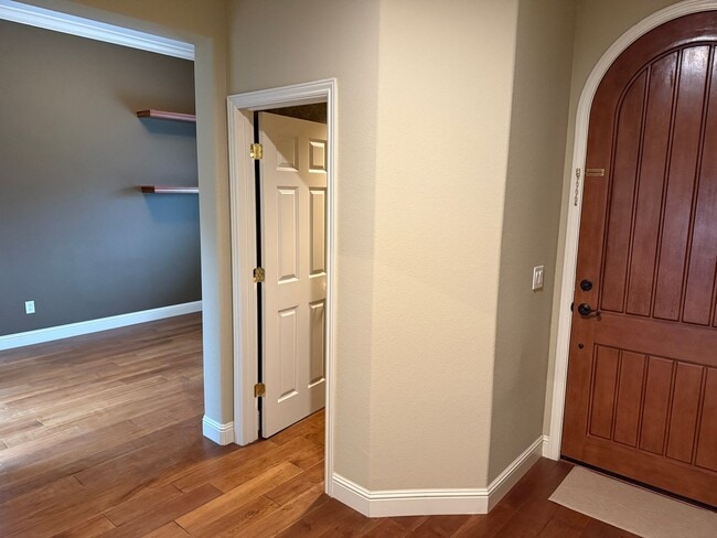 Building Photo - Beautiful 3 bedroom plus loft and office in highly sought Serrano community!