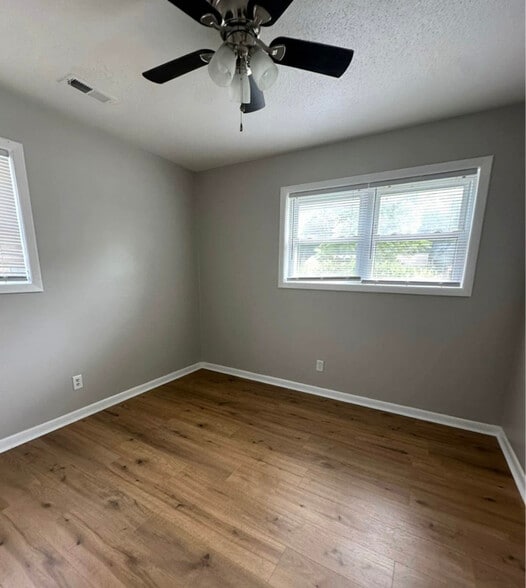 Building Photo - 1015 Routon Dr SW