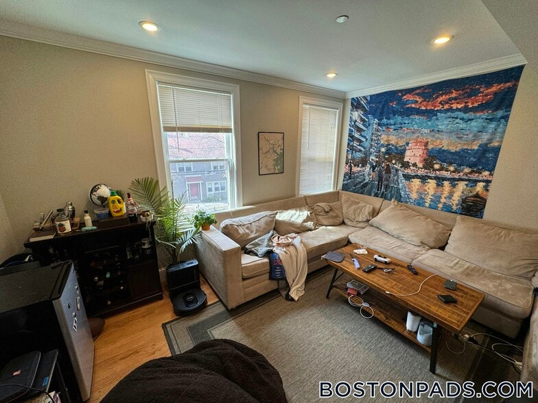 Building Photo - 183 River St