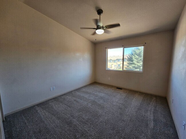 Building Photo - 3 Bed 4 bath Townhome in University Village!