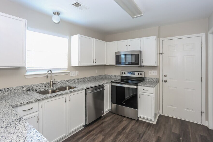 Building Photo - 2535 Captains Watch Rd NE