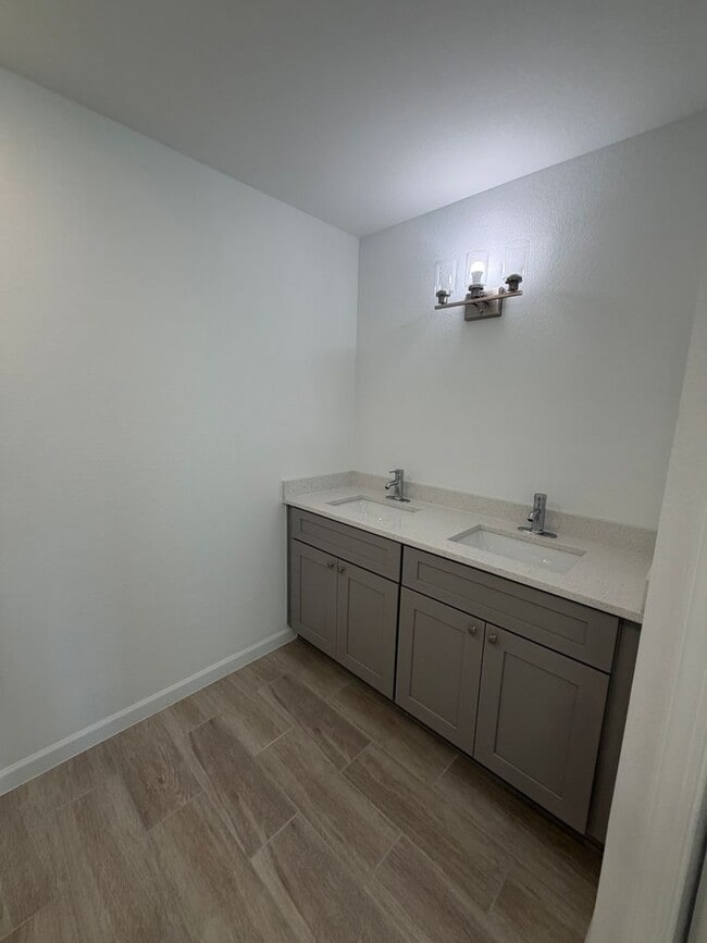 Building Photo - 1301 NE 11th Terrace